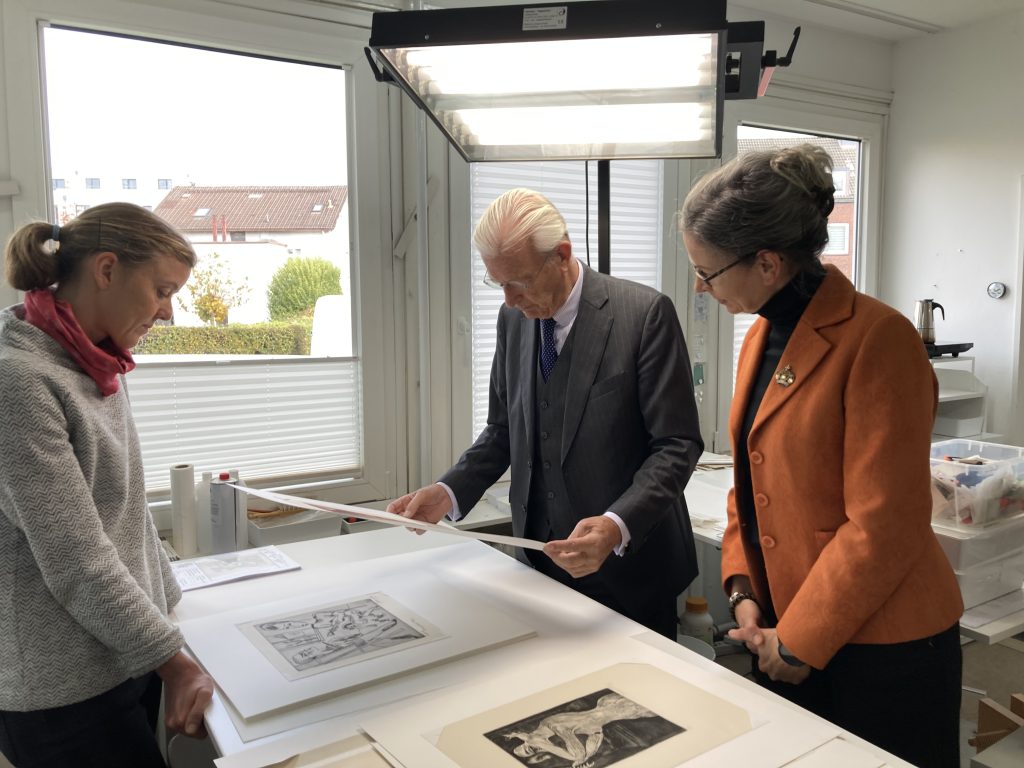 Abb. 1: Restaurierungswerkstatt Gudrun Kühl [l.], Hamburg: Nikolaus Schües [M.] (Kunststiftung Christa und Nikolaus Schües) und Dr. Susanne Knuth [r.] (Kulturhistorische Museum Rostock) begutachten die restaurierten Grafiken