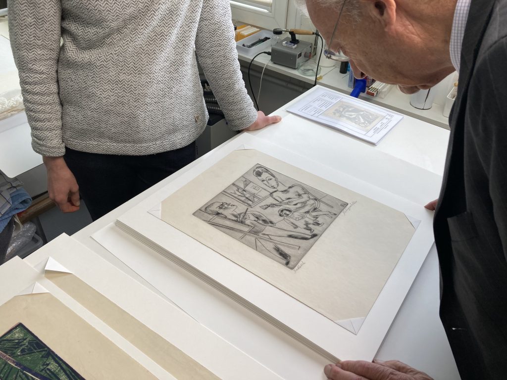 Abb. 3: Restaurierungswerkstatt Gudrun Kühl, Hamburg; Nikolaus Schües [r.] (Kunststiftung Christa und Nikolaus Schües) begutachtet den Stahlstich „Malerfamilie“ (K 72 a G), ein Werk, das sich bis 1937 in der Kunsthalle Hamburg befand, 05.11.25. © KHMR, Susanne Knuth
