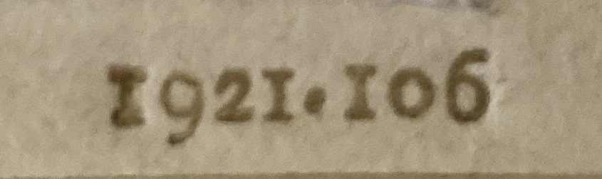 Abb. 4.1: Detail des historischen Passepartouts des Stahlstichs „Malerfamilie“ (K 72 a G)/ Provenienzmerkmal: Inventarnummer der Kunsthalle Hamburg „1921, 106“. © KHMR, Susanne Knuth