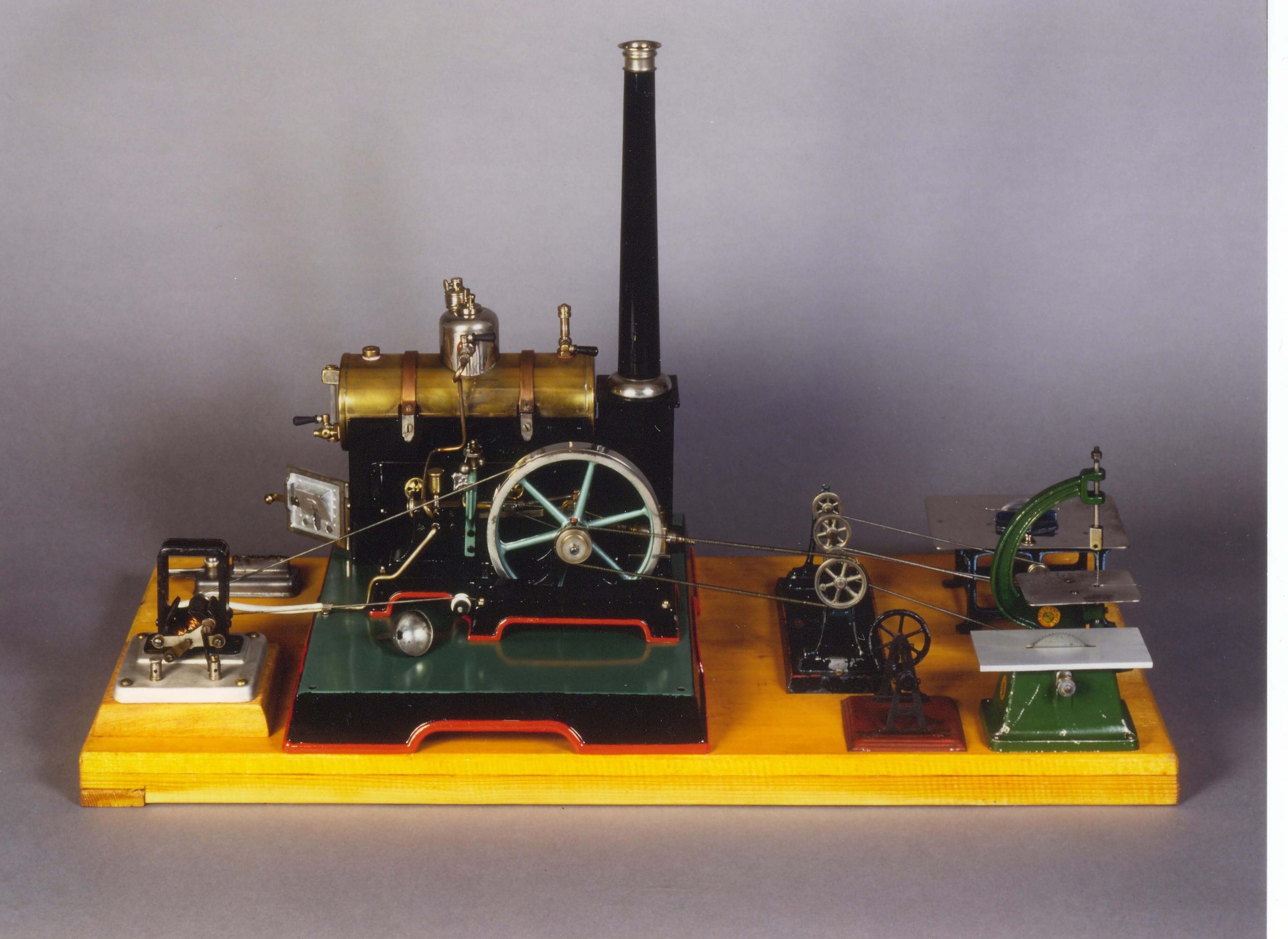 Dampfmaschine, von circa 1910, ausgestellt in der Spielzeugausstellung im kulturhistorischen Museum