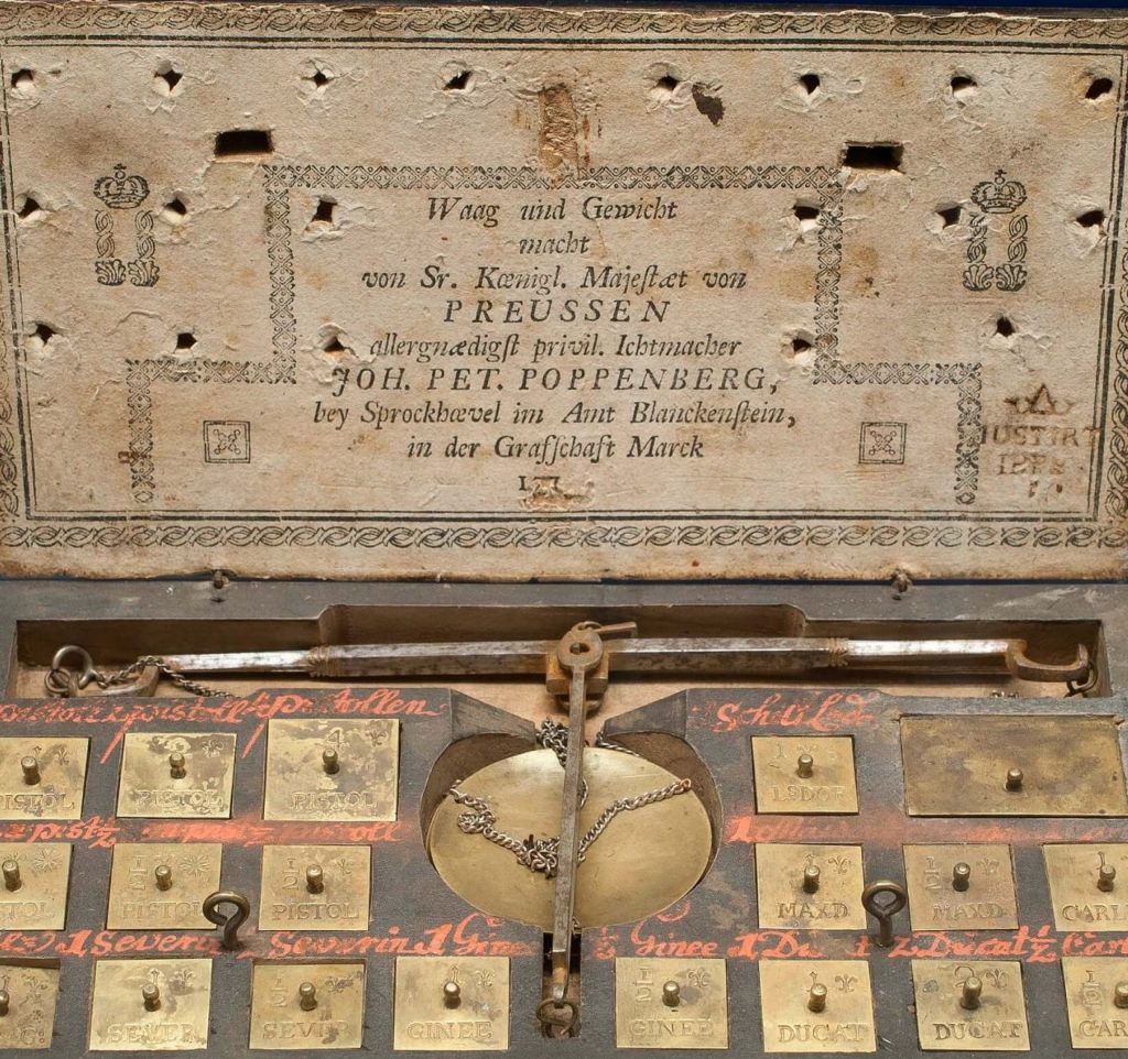 Antike Münzwaage, ausgestellt in der Ausstellung Münzen