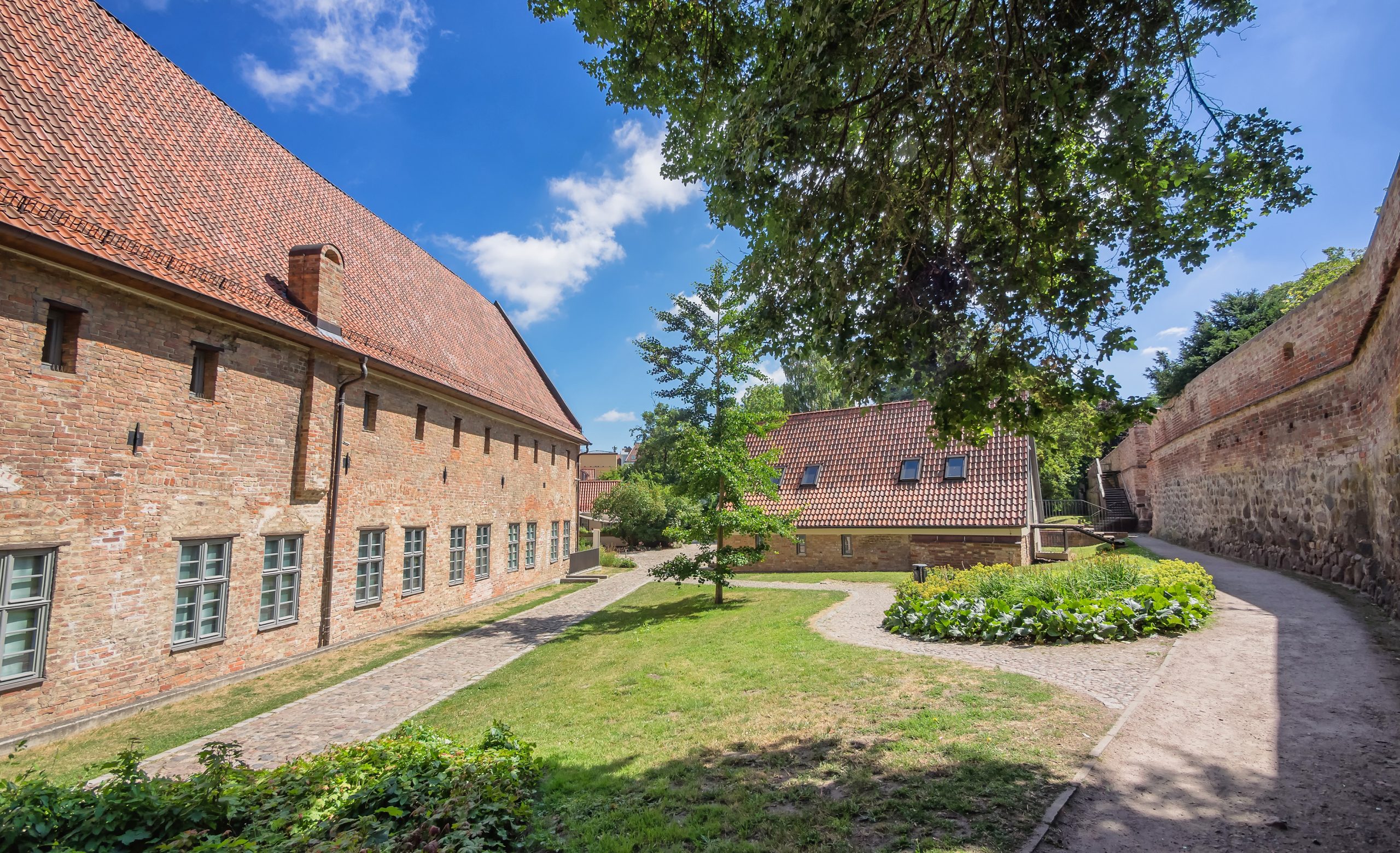 Klostergarten und Klostermauer